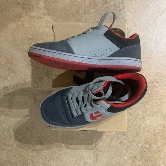 ETNIES - running shoes boy - size 2 sneakers - back to school - Picture 3 of 6